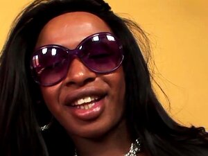 Wielki Kutas Czarnej Shemale Rżnie W Dupę Białemu Facetowi