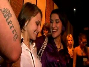 Kinder Som Slukar Kuk I Klubben