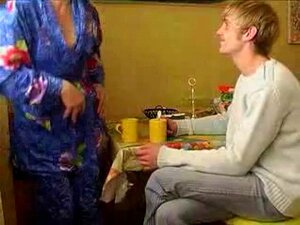 Gönne Dir Eine Heiße Und Dampfende Kaffeepause Mit Der Freund Deiner Stieftante Und Deines Stiefneffen. Erfahre, Was Passiert, Wenn Verlangen Bei Einer Leidenschaftlichen Pause Entfesselt Wird. Erfülle Deine Begierde!