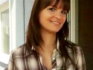 Прелепа бомба показује своје велике сисе и јебе се за кеш