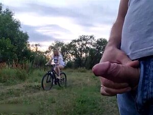 Тип показује курац непознатој лепој девојци