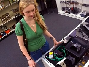 Une Blonde Chaude Veut Un Collier De Perles En échange De Sa Console De Jeu Mais Le Prêteur Sur Gages Veut Aussi Sa Chatte Alors Elle Accepte Et Ils Baisent Au Back-office