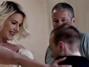 Barmfager Blond Milf Ber Mannen Sin Om å La Henne Knulle Stesønnen. De Kysser Mens Hennes Cuckold-ektemann Ser På, Og Så Suger Fyren Stemorens Store Pupper. Den Eldre Kvinnen Dypthroater Hans Store Kuk Og Får Ansiktsknullet. Så Knuller Stesønnen Henne Dog