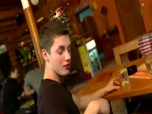 Twink Ramt In Een Openbare Bar