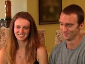 Swinger-amatöörit Reality-leluryhmäesitys Silmät Sidottuina. Seksikkäät Amatöörit Ovat Enemmän Kuin Valmiita Esittelemään Taitojaan Tosi-tv:ssä Seksikäs Blondi Seksikkäällä Lelulla Saa Kaikki Tyytyväisiksi