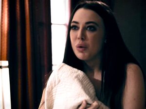 Dziewczyna Gada ślicznotkę Do Trójkąta Z Ojczymem. Słodka Whitney Wright I Jej Dziewczyna Paige Owens Całują Się W łóżku, Podczas Gdy Ojczym Dick Chibbles Patrzy, Jak Ich Obserwuje. Dołącza Do Nich I Nalega Na Trójkąt, W Którym Paige Błaga Whitney, By Się