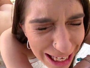 Modella Stupenda Mostra Una Grande Fanny E Si Fa Inchiodare Il Buco Del Culo. Pornostar Seducente Soffia Cazzo Prima Di Farsi Allargare Il Culo E Scopare Profondamente Da Mike Adriano, Un Bastone D'amore Rigido