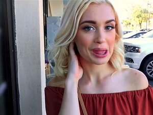 Unartige Blondine Zeigt Ihre Titten Und Pussy In Der Öffentlichkeit