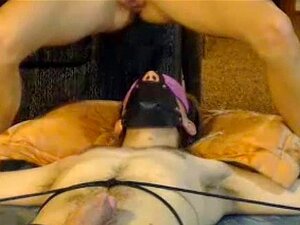 Vrouw Spuit Op Vastgebonden Man Na Kutvibe Spel