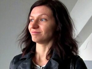 Lažni Agent Jebe Dlakavu Curu U Javnosti. Lažni Agent S Puno Love Plaća Amaterskoj Curi Za Pušenje U Nekoj Zgradi, A Zatim U Svom Autu Jebe Njezinu Dlakavu Pičku Iz Perspektive S Ogromnim Kurcem