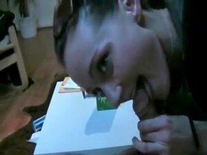 Brunett Kuksugare äter Sperma, Fantastisk Avsugning För Den Lilla Kuken Och Den Där Cumshoten Ser Så Jävla God Ut För Mig. Jag Ser Henne Leka Med Bollar Och Slicka Hans Sperma Från Hans Kukhuvud