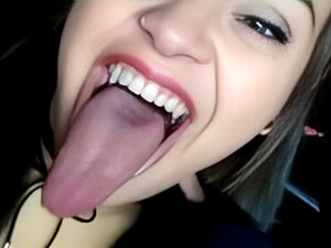 THETONGUE KOMMER IN OCH RENGÖR NÄSAN, LÅNG TUNGA SKÖNHET VISAR UPP LÄNGSTA TUNGA OCH BRED HALS MED HALSLJUD, LA BELLEZA DE LENGUA LARGA MUESTRA LA LENGUA LARGA Y LA GARGANTA ANCHA CON SONIDOS