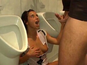 Rare Schoffels Hoofd In Urine, Rare Schoffels Hoofd In Urine Terwijl Ze Ondergeplast Wordt En Neukt