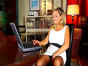 Ervaar De Ultieme Fantasie Met Een Verleidelijke MILF Die Weet Hoe Ze Je Moet Plezieren. Ontdek Haar Volwassen Rondingen En Sappige Poes Vandaag Nog.