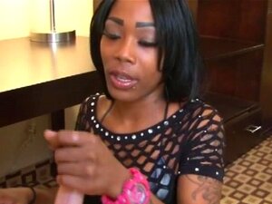 Babe ébène Tatouée Tirant Une Bite Blanche, Belle Babe ébène Tatouée Amateur Tirant Une Bite Blanche