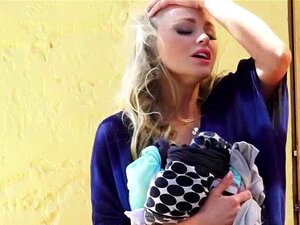 Kiimainen Liftari Staci Carr Saa Kyytiä. Kiimainen Ja Seksikäs Liftari Staci Carri Huomataan Jätkän Toimesta Ja Pannaan