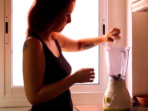 LUCIE ROBI PORN Fucking Baked Space Cakes, Agatha Ma Problemy Z Opłaceniem Rachunków, Więc Najlepszy Sposób, By Poradzić Sobie Z Rozpoczęciem Pieczenia Pięknych Kosmicznych Ciast Dla Swoich Przyjaciół. Robi Się Jeszcze Lepiej, Gdy Zaczyna Topić Czekoladę 