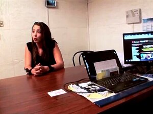 Tauche Ein In Das Sündhafte Vergnügen Mit Shaden, Der Bäckerin, Wenn Sie Mit Zwei Unersättlichen Männern Experimentiert. Lass Dich Von Ihren Verführerischen Köstlichkeiten Und Deinen Tiefsten Begierden Verführen.