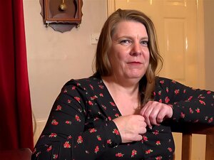 Laat Je Verleiden Door De Aantrekkelijke Charmes Van Rachel, Je Weelderige Stiefmoeder. Kijk Toe Terwijl Ze Je Betrapt En De Controle Overneemt. Geef Je Over Aan De Aantrekkingskracht Van Haar Volwassen, Natuurlijke Schoonheid. Ervaar Het Genot Van AuntJu