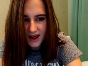 Лепа слаткица јебе своју уску пичку на камери. Лепа слаткица је толико напаљена због играчке у себи да не може да је контролише док ћаска са гледаоцима. Почиње да се свлачи и узима дилдо да се игра с њим. Ова лепа риба стварно воли