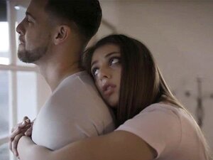 Seth Neukt Gia Ruw In Verschillende Posities. Gia Houdt Zo Veel Van Haar Stiefbroer Dat Ze Alles Kan Dragen Wat Hij Met Haar Wil Doen. Seth Trekt Gia Dicht En Laat Zijn Handen Hongerig Over Haar Lichaam Gaan, Gia Knielt Neer Om Seth's Lul Diep In Haar Kee