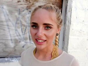 Gorąca Naomi Woods Pokazuje Cycki Nieznajomemu Za Kasę. Obejrzyj Tutaj Miłego Nieznajomego, Który Przyciąga Się Do Blond Laski Naomi Woods, Wdającej Się W Niegrzeczną Rozmowę, Przekonując Ją, By Zmieszała Się Z Nim Za Trochę Pieniędzy W Zamian Wcześniej Z