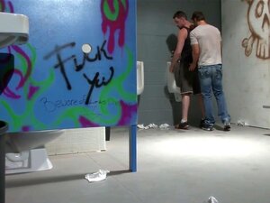 Gejowski Atletyczny Sportowiec Rżnie W Dupę Przypadkowo W łazience, Gejowski Atletyczny Przystojniak Rżnie Losowego Sportowca W Publicznej Toalecie