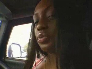 Une ébène Aux Gros Seins Exhibe Ses Tétons Dans Une Voiture Vidéo V11 Fullscreen TSO[12]
