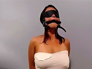Doživite Uzbuđenje Predaje U Ovoj Vrelom Amaterskoj BDSM Avanturi. Pogledajte Kako Zavodljiva Nemačka Devojka Istražuje Svoje Najdublje želje U Ovom Vrućem I Fetišističkom Video Klipu. Ne Propustite Ovu Razuzdanu Zabavu!