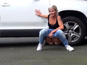 Plassen In Het Openbaar Compilatie 006. Wanneer Deze Meiden Plassen, Moeten Ze Op Allerlei Openbare Plekken Plassen, Ze Hurken En Staan Terwijl Ze Hun Blaas Laten Gaan