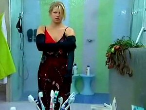 Iso Velipuoli NL Kuuma Blondi Söpöläinen Tyttö Esittelee Tissejään Pukeutumassa