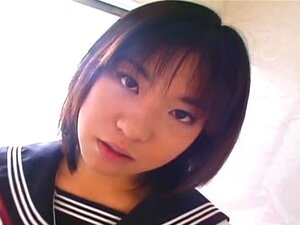 Jeugdige Japanse Schoolmeisje Geeft Haar Eerste Orale Baan, Jeugdige Japanse Schoolmeisje In Uniform Geeft Haar Eerste Pijpbeurt En Geniet Van Haar Eerste Spuitbeurt Na De Universiteit