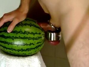 Pieprzenie Melona, Klasyk? Pieprzenie Melona Z Wagą Kulkową I Analnym Zamkiem. ,) W środku Było Naprawdę Zimno, Więc Trudno Było Pozostać Twardym... Dużo Dźwięków Ssania I Stalowego Klingowania!
