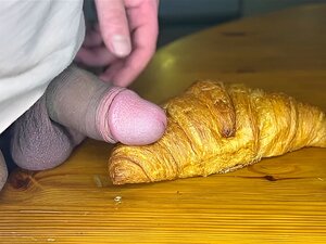 Frans Guy Cums Op Een Croissant
