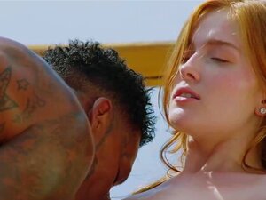 Фасцинантна црвенокоса стење док се јебе са истетовираним црнцем у његовом стану