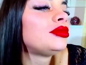 Pompino Bagnato Da Una Camgirl Russa Con Lingua Lunga