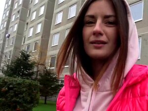 Javni Agent Zaustavio Je Vruću Brinetu U Susjedu I Nakon Malo Razgovora Odveo Je U Stan Gdje Mu Je Pušila I Jebala Ogromni Kurac