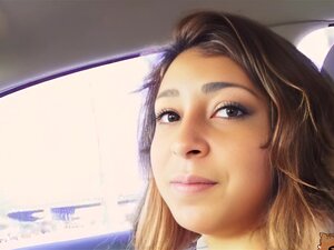 Осамнаестогодишња Сараи пушила и јебала типа у његовом ц. Тип је помогао овој 18-годишњој Мексиканки Сараи да пронађе њен ранац. Скочила је у његов ауто да узме све ове бесплатне ствари, али је почела да му пуши курац и јебала га тамо у његовом ауту