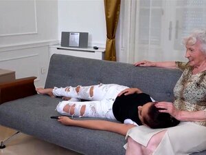 Gammal Hårig Mormor Förstör Bystig Brud
