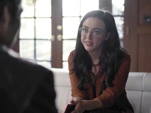 Витни Рајт иде на своју омиљену позицију. Док Мајкл скида њену одећу и похлепно закопава лице у Лоис розе пичку, ослобађа свог унутрашњег манијака, затим је јебе отпозади као дивљи гладни ловац на пичке