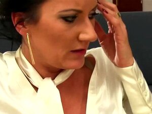 Strumpor Milf Dricker Kiss. Konstiga Strumpor Milf Dricker Piss Efter Sug Och Knull I Hd