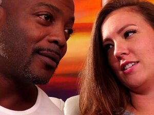 Врућа риба јаше пред мужем у међурасном пару након пушења током сензуалне сесије