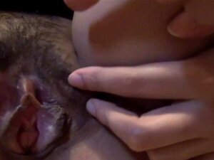 Twee Aziatische Schatjes Laten Hun Kut Zien. Twee Aziatische Schatjes Laten Elkaar Hun Strakke Kutjes Zien In Hd