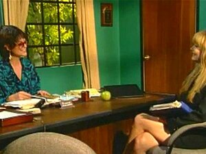 Geweldige Modellen Vinden Strapon Dildo In Hun Cadeaus En Besluiten Het Te Proberen