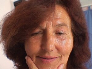 Vanhojen Naisten Ompelu Nielee Asiakkaan Kyrvän. Vanhojen Naisten Ompelu Nielee Asiakkaan Kalun