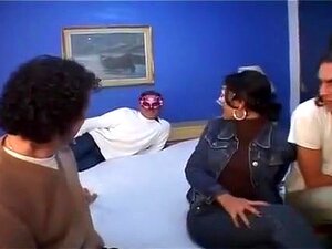 Gemaskerde Slet Krijgt Al Haar Strakke Gaten Gevuld., Hardcore Neukfestijn. Gemaskerde Hoer Verwerft Al Haar Strakke Gaten Gevuld Met Harde Pikken. Inclusief Spermaproeverij