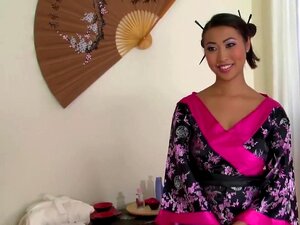 Vakre Asiatiske Massøren Sharon Lee Blir Holdt Dypt Og Hardt!,