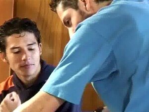 Estudantes Universitários De Medicina Gays Se Divertindo E Se Sujando