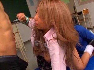 Kuumaa Itämaista Blondia Chika Kitanoa Pomppii Paksulla Wangilla. Viettelevä Japanilainen Koulutyttö Panee Karvaista Pilluaan Lelulla