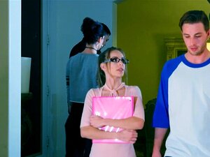 Nerdy Süße Kimmy Granger Bekommt Mehrere Orgasmen, Während Sie F Ist. Nerdy Süße Kimmy Granger Kommt Mehrfach, Während Sie Von Dem Gastgeber Der Party Gefickt Wird, Zu Der Sie Direkt Gegangen Ist, Nachdem Sie In Die Bibliothek Gegangen Ist